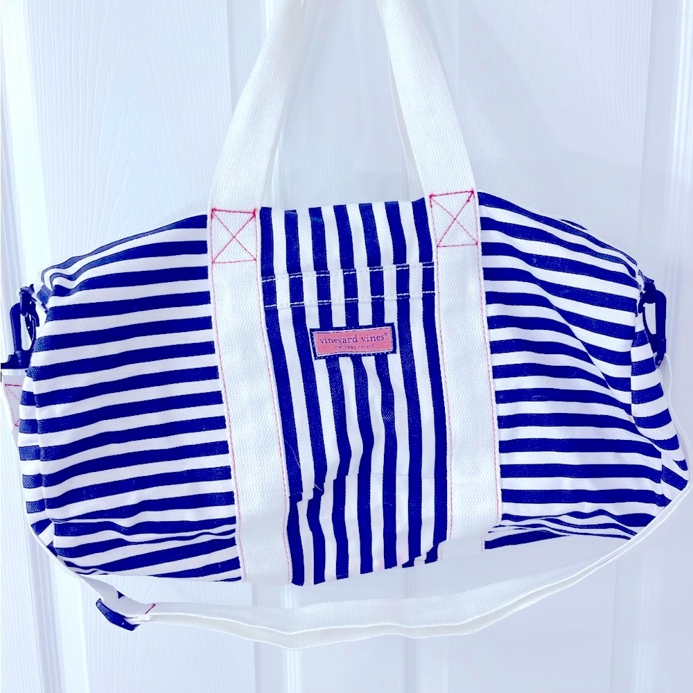 Like new vineyard vine duffle